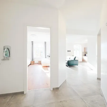 Raj Living - 2 Schlafzimmer - Sofa - Kueche - Waschmaschine - 20 Min To Messe Dus Apartment