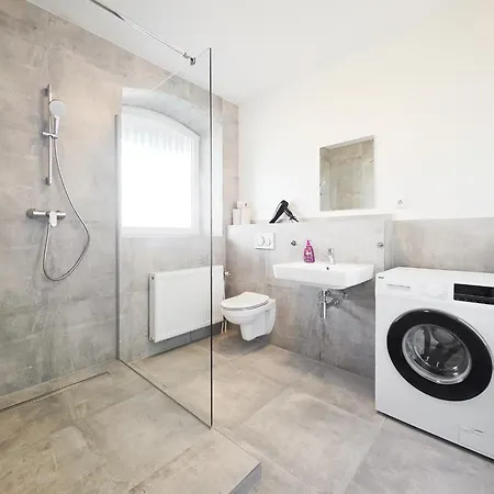 Raj Living - 2 Schlafzimmer - Sofa - Kueche - Waschmaschine - 20 Min To Messe Dus Apartment *