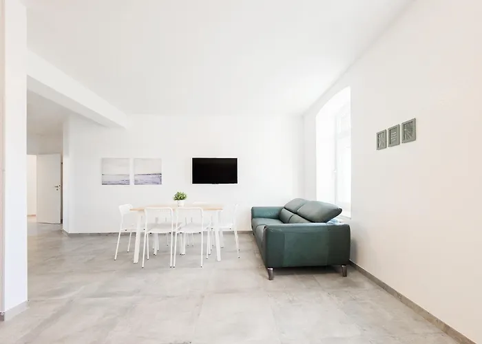 Tolstov - 2 Schlafzimmer - Sofa - Kueche - Waschmaschine - 20 Min To Messe Dus